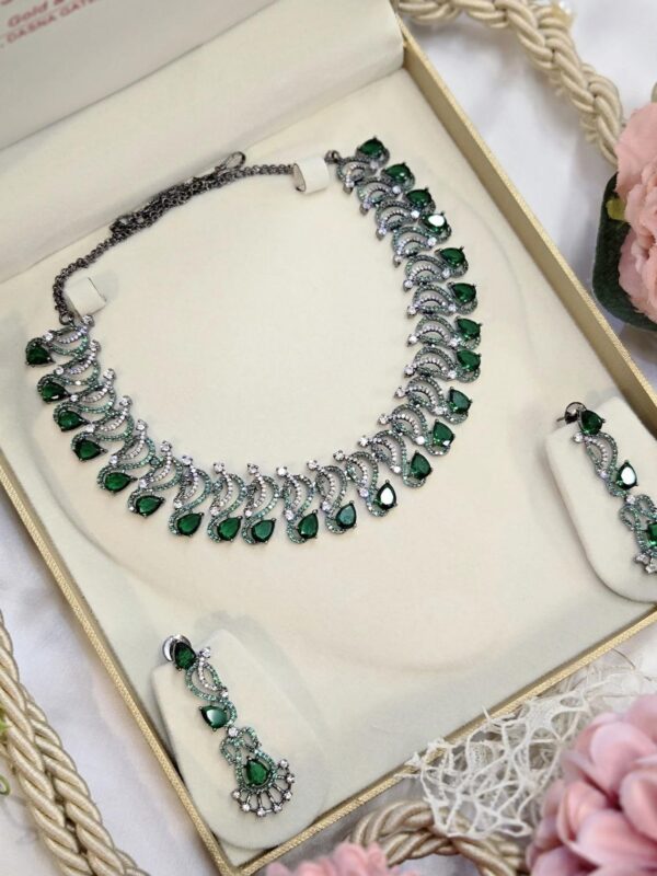 Emerald Green Diva Choker