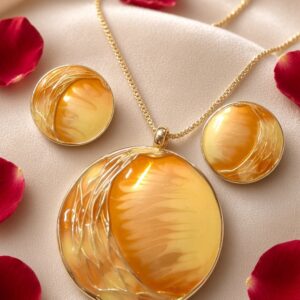 The Solistice Golden Amber Disc Pendant Set-Gold Finish