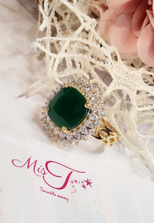 Classic Emerald Green Ring - Image 2