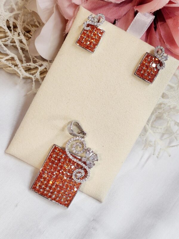 Pendant set