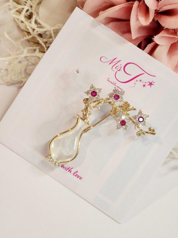 Pearly Vase Brooch