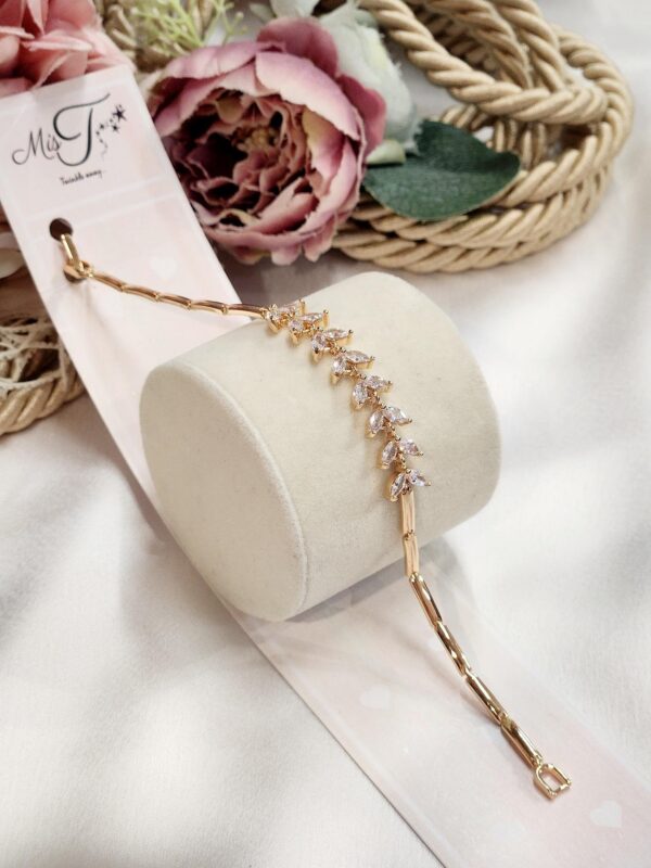 Dainty Boat Shape Tints Bracelet